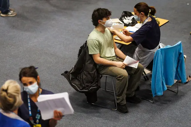 ایجاد ایمنی پس از واکسیناسیون ممکن است چند هفته زمان ببرد و برخی واکسینها به دوزهای تقویتی نیاز دارند