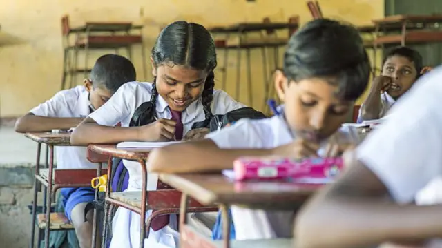 කෘත්‍රිම බුද්ධිය පාසල් විෂය ධාරාවට එක් කිරීම වරදක් ලෙස නොදකින නමුත්, මේ වන විට හඳුන්වා දී ඇති විෂයයන් උගන්වා ගැනීමට නිසි ක්‍රමවේදයක් නොමැතිව තිබියදී මෙවැනි "මහ ජනතාව රවටන ප්‍රකාශ කිරීම සම්බන්ධයෙන් කනගාටුව පළ කරන," බව ලංකා ගුරු සංගමයේ ප්‍රධාන ලේකම් ජෝසෆ් ස්ටාලින් පවසයි.