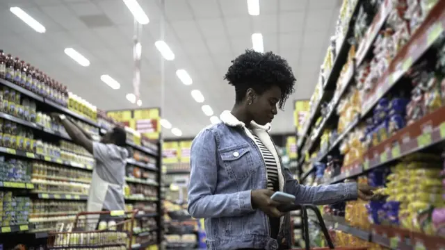 Mulher comprando produtos7games baixar baixar aplicativo deum supermercado