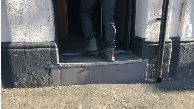 Wawan, PMI di Inggris, pemetik buah