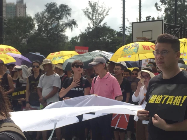 下午3时37分，游行队伍从维园出发，歌手何韵诗在队伍前列。