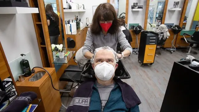 В Австрии открылись парикмахерские