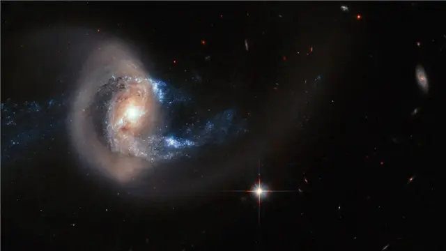 کیا خدا کہکشاؤں جتنی بڑی پلیٹوں کو گھوما رہا اور اسی وقت سیاروں کو گیندوں کی طرح اچھال کر کرتب دکھا رہا ہے؟