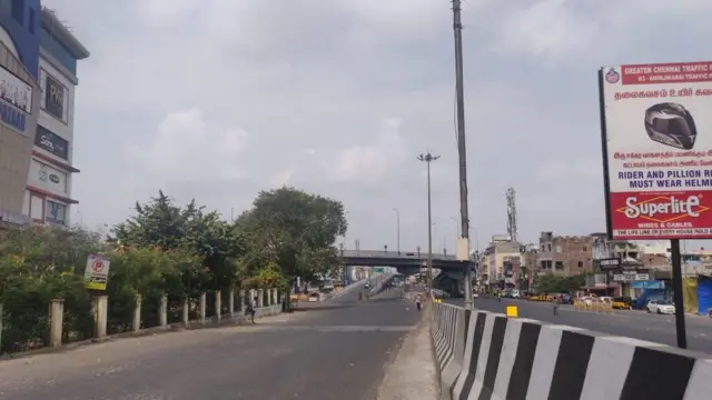 சென்னை அமைந்தகரை பகுதியில் வெறிச்சோடி காணப்படும் சாலை