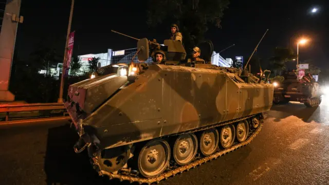 Бронетехника на улице города в Турции