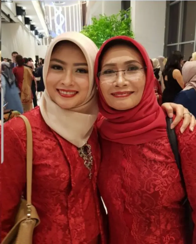 Eva dan ibu
