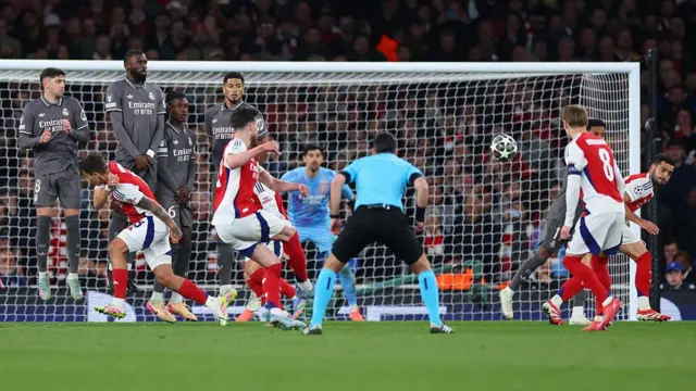 Declan Rice'ın kariyerinin ikinci frikik golünde top kaleye doğru ilerlerken