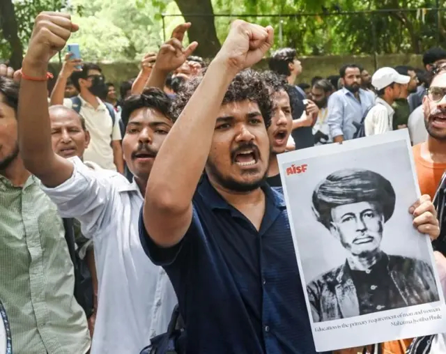 शनिवारी (6 जून) दिल्लीतील जंतर-मंतरवर आंदोलन करणारे तरुण