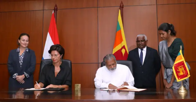 භාණ්ඩ නැවත ශ්රී ලංකාවට ලබා දීම පිළිබඳ ගිවිසුම් දෙකක් ශ්රී ලංකාවේ බුදධ ශාසන හා සංස්කෘතික කටයුතු ඇමති විදුර වික්රමනායක සහ නෙදර්ලන්තයේ සංස්කෘතික හා මාධ්ය පිළිබඳ රාජ්ය ලේකම් ගුනායි උස්ලු අතර, අගෝස්තු 28 කොළඹ දී අත්සන් කෙරුණි.