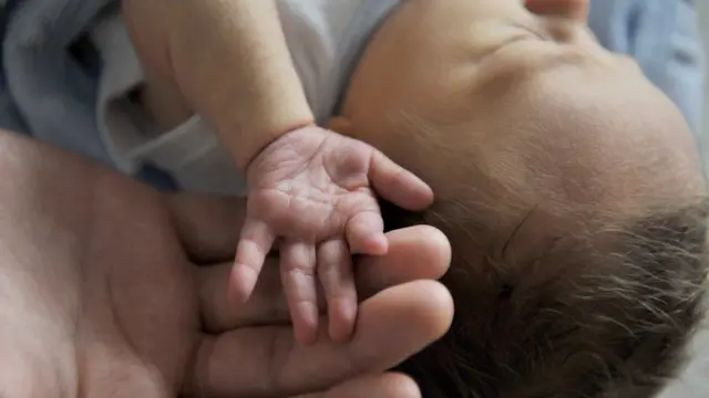 طفل حديث الولادة