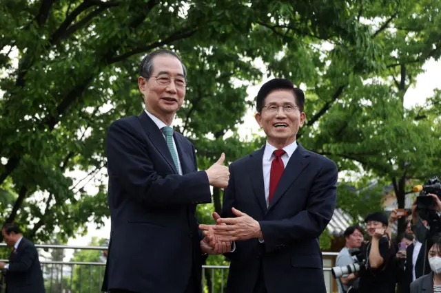 악수하는 한덕수 후보와 김문수 후보