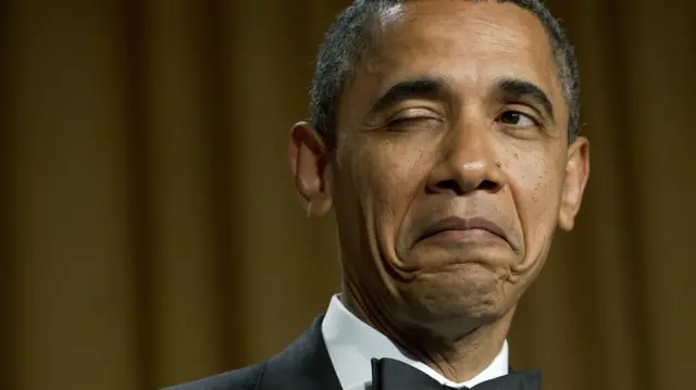 د امریکا پخوانی ولسمشر بارک اوباما سترګک وهي.