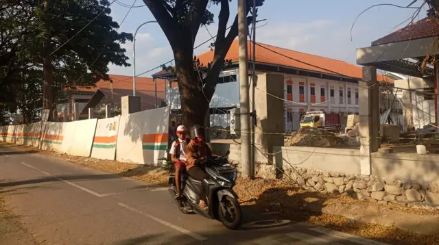 Sekolah rakyat yang sedang dibangun di Kelurahan Lirboyo.