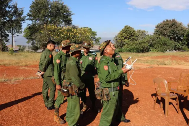 စစ်မှုထမ်းသင်တန်းသားတွေ ဒရုန်းလေ့ကျင့်နေတဲ့မြင်ကွင်း (ပုံဟောင်း)