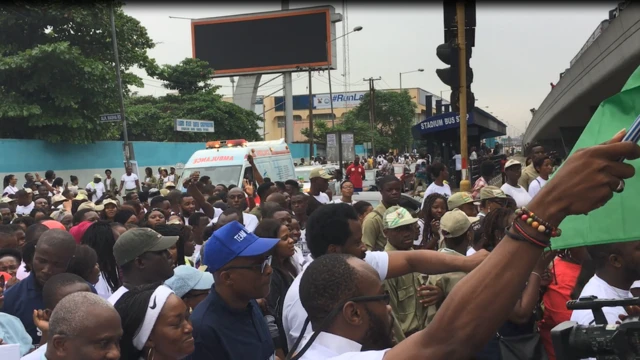 Plenty people plus Youth Corp members wey come out to waka against cancer