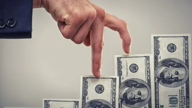 Escalera de billetes de dólares.