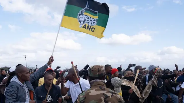المؤيدون وهم يتجمعون أمام منزل رئيس جنوب أفريقيا السابق جاكوب زوما الريفي في نكاندلا