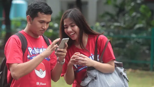 স্ক্রীনে বেশি সময় কাটালেই তা মানসিক স্বাস্থ্যে নেতিবাচক প্রভাব ফেলে না বলে দাবি করছে অক্সফোর্ডের এই নতুন গবেষণা