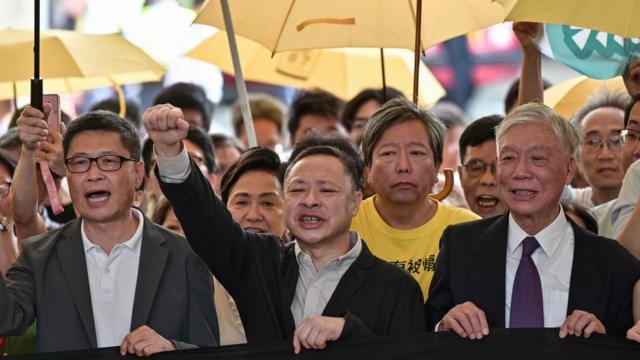陈健民、戴耀廷和朱耀明（左至右）在一批支持者陪同下到法院听取判刑。