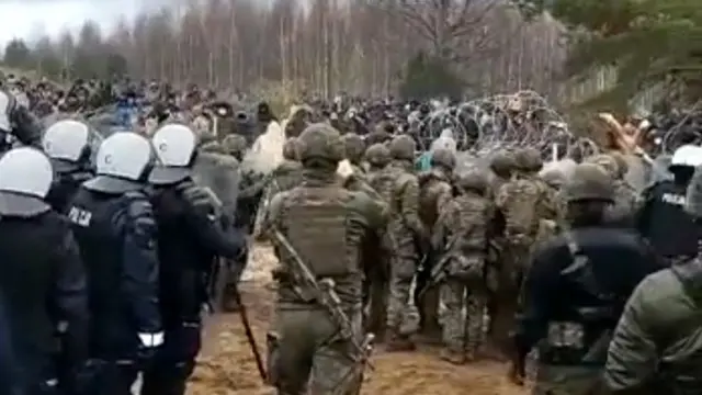 Мігранти і польські військові на кордоні