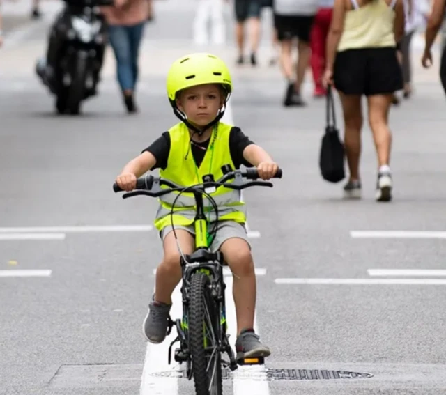 ሳይክል የሚነዳ ልጅ