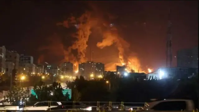 Uno mwotsi wavuye ku gitero ca Israel ku bubiko bw'igitoro bwa Shahran ku mugwa mukuru wa Irani, Tehran 