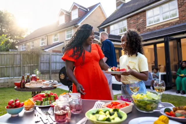 Repas barbecue au soleil en famille