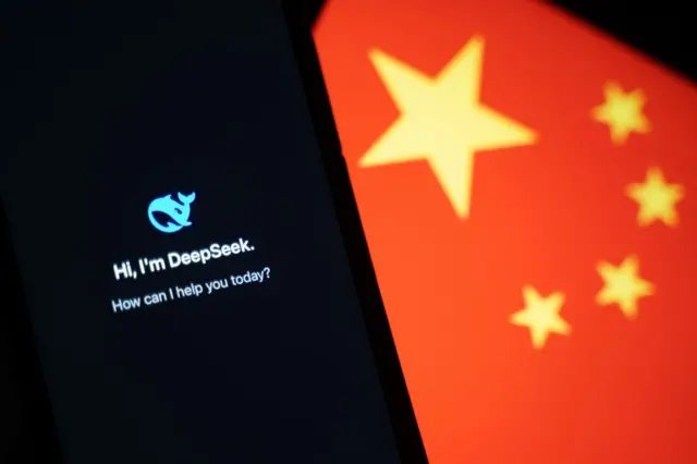 Bir telefonda DeepSeek logosu, Çin bayrağı