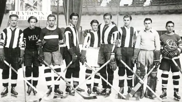 رودی بال (نفر پنجم از چپ) و برادرش گرهارد (نفر دوم از راست) همراه با تیم برلینر اس‌سی در سفری به فرانسه در اکتبر ۱۹۳۱. گوستاو یائنکه در این تصویر دستانش را روی شانه رودی بال گذاشته است