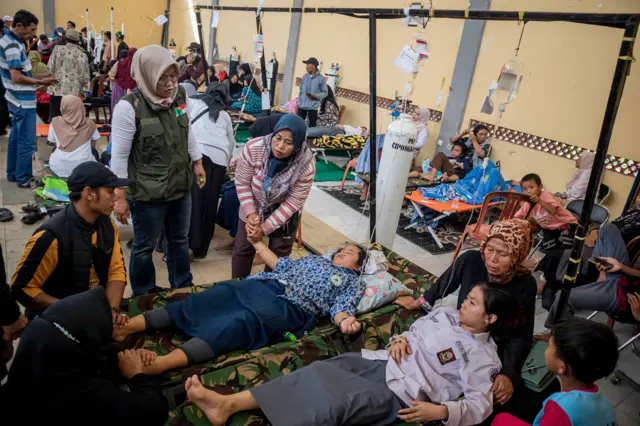 Siswa korban keracunan usai menyantap menu MBG menjalani perawatan medis di Posko Penanganan di Kantor Kecamatan Cipongkor, Kabupaten Bandung Barat, Jawa Barat, 24 September 2025.