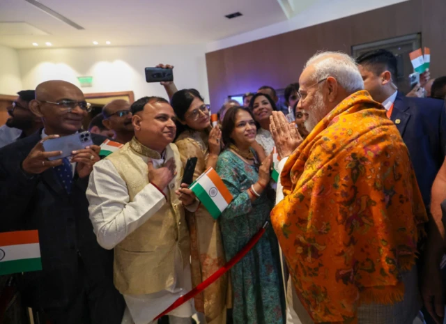 यूक्रेन पहुंचने के बाद पीएम मोदी भारतीय मूल के लोगों से मुलाक़ात की