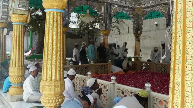 مزار کا اندرونی منظر