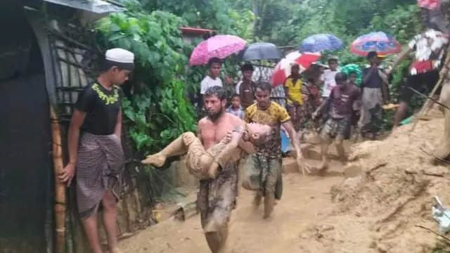 একজনকে উদ্ধার করে নিয়ে যাওয়া হচ্ছে