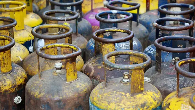 केंद्र सरकार का कहना है कि व्यवसायिक गैस सिलेंडर का वितरण राज्य सरकारों को सौंपा गया है