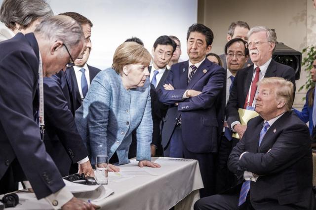 七国集团峰会期间，世界多国领导人围绕一张桌子在交谈。