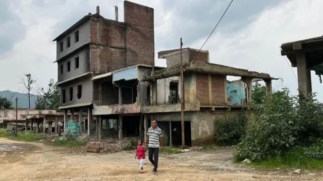 नजर अडकते हिंसेच्या खुणांवर, ज्या जागोजागी विखुरल्या आहेत.