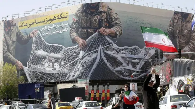 صورة لافتة كبيرة عُلّقت في طهران، كُتب عليها: 