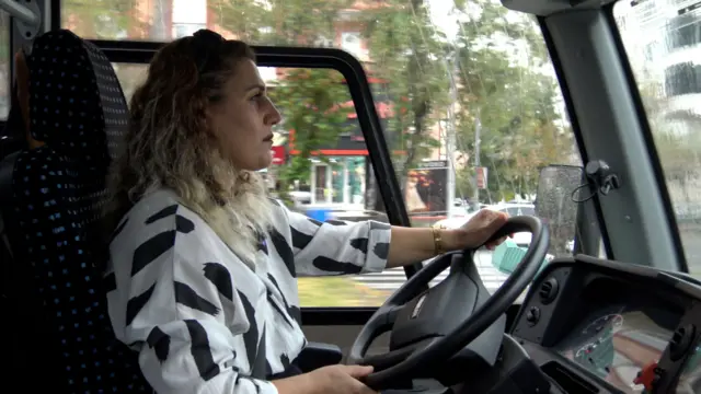 Mavi Aksel otobüs kullanırken