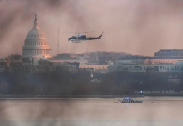 Un helicóptero sobrevuela el río Potomac