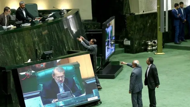 علی لاریجانی رئیس مجلس ایران و نحوه اداره مجلس هدف انتقادات حمیدرضا حاجی بابایی قرار داشته است