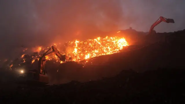 Yeni Delhi'deki birden fazla çöplükte yangın çıktı