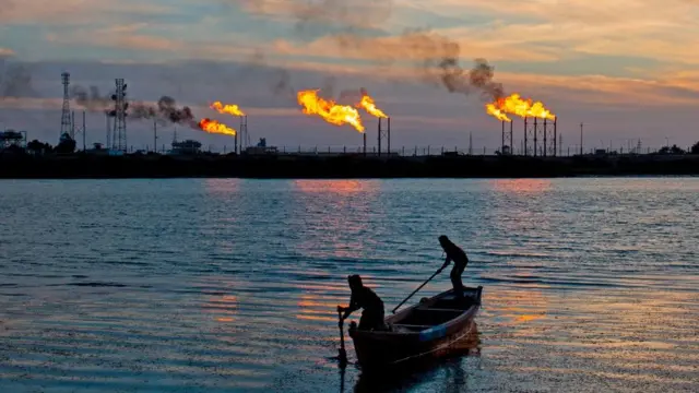 عملية حرق غاز الشعلة في حقل نهر بن عمر في جنوب العراق