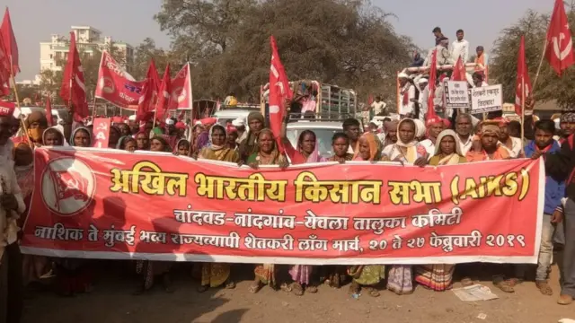 मोर्चासाठी जमलेले शेतकरी