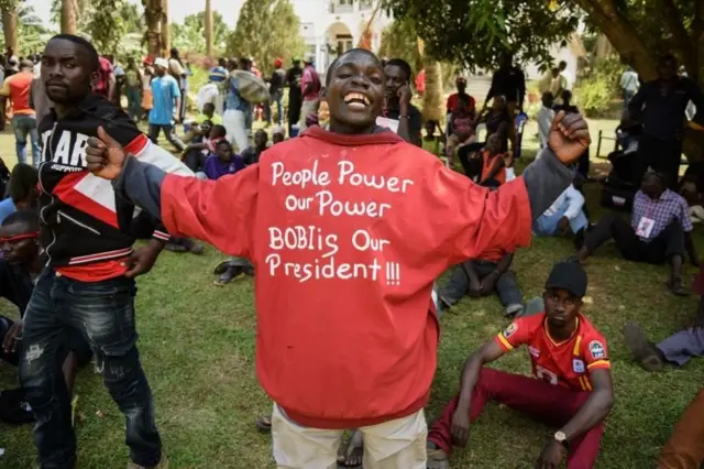 Прихильники з написом Бобі Вайн