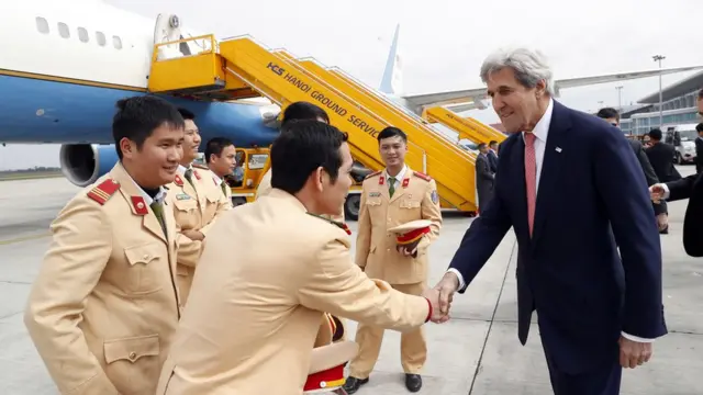 克里在河内机场与越南警察握手