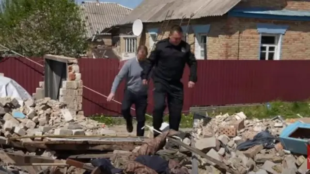 Фото зруйнованого будинку поліцейського 