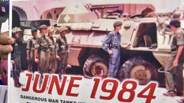 ब्लू स्टार की वर्षगांठ पर सैन्य कार्रवाई की तस्वीर दिखाते हुए एक शख्स