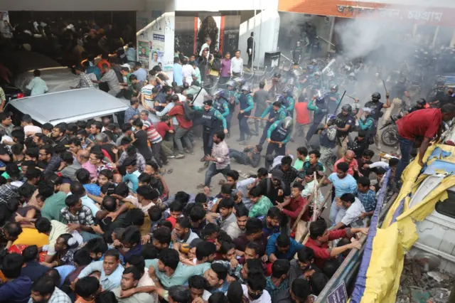 পরিস্থিতি নিয়ন্ত্রণে আনতে টিয়ার সেল, সাউন্ড গ্রেনেড নিক্ষেপ ও লাঠিচার্জ করে পুলিশ