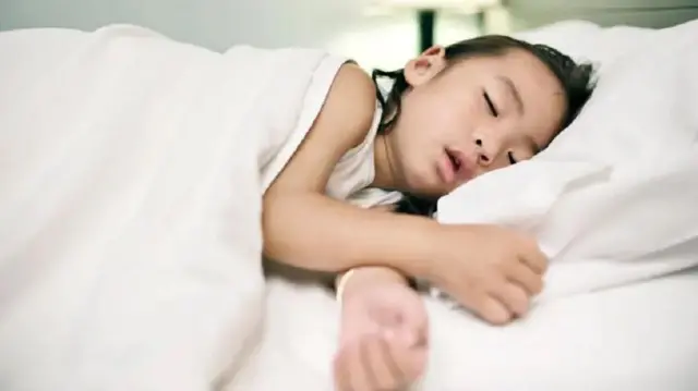 منہ کھول کر سونا۔ 