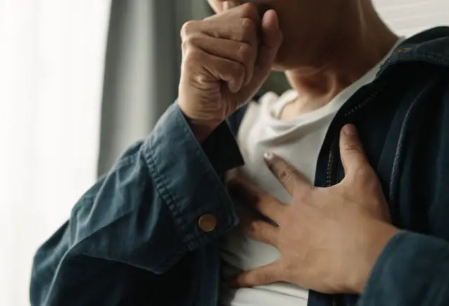 Ilustrasi seseorang mengalami infeksi pernapasan.